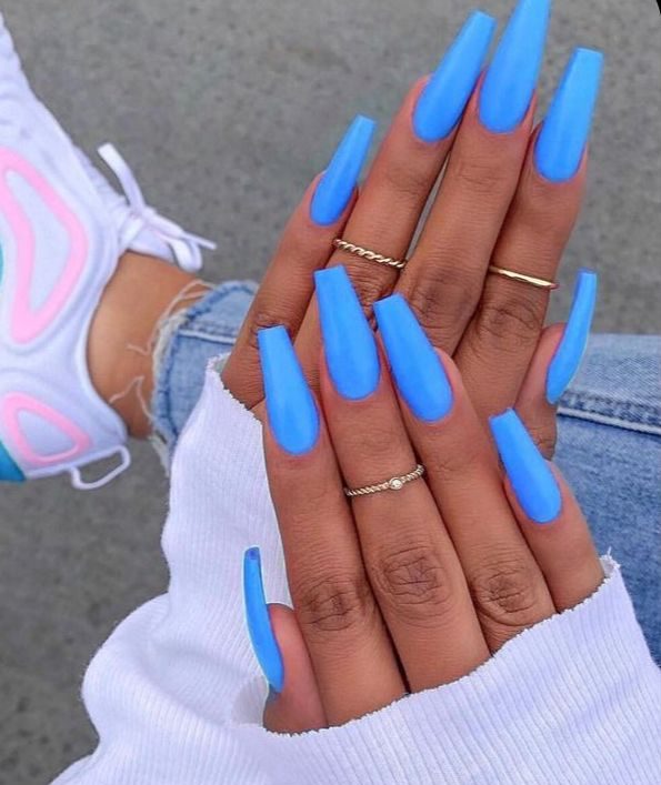 Modele unghii albastre neon