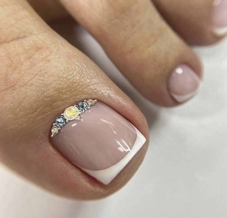 modele pedichiură cu gel french cu pietre