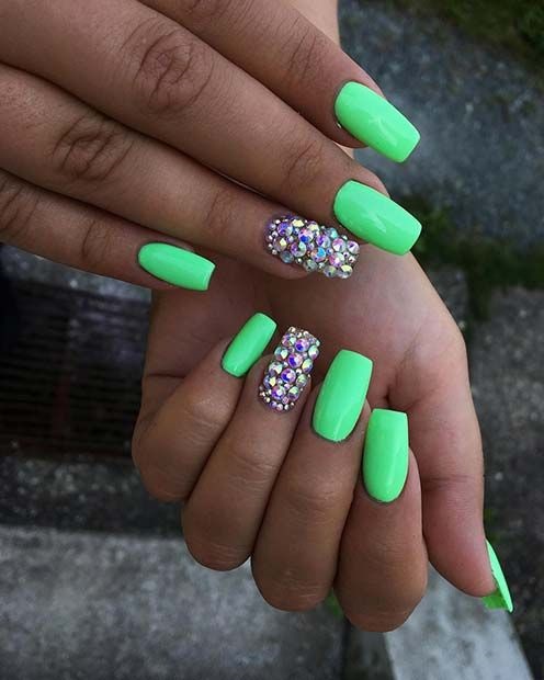 unghii verde neon cu sclipici