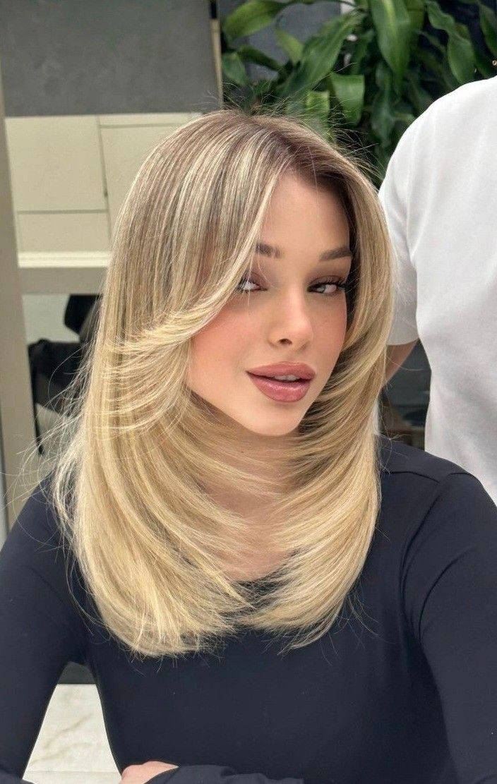 Tunsori butterfly par scurt blond vanilie