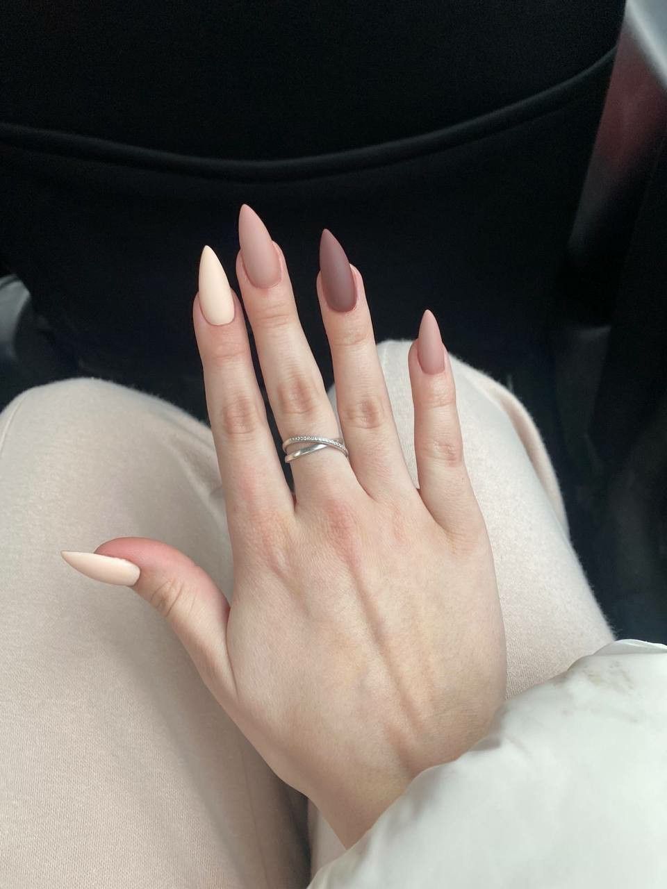 modele nude unghii mate