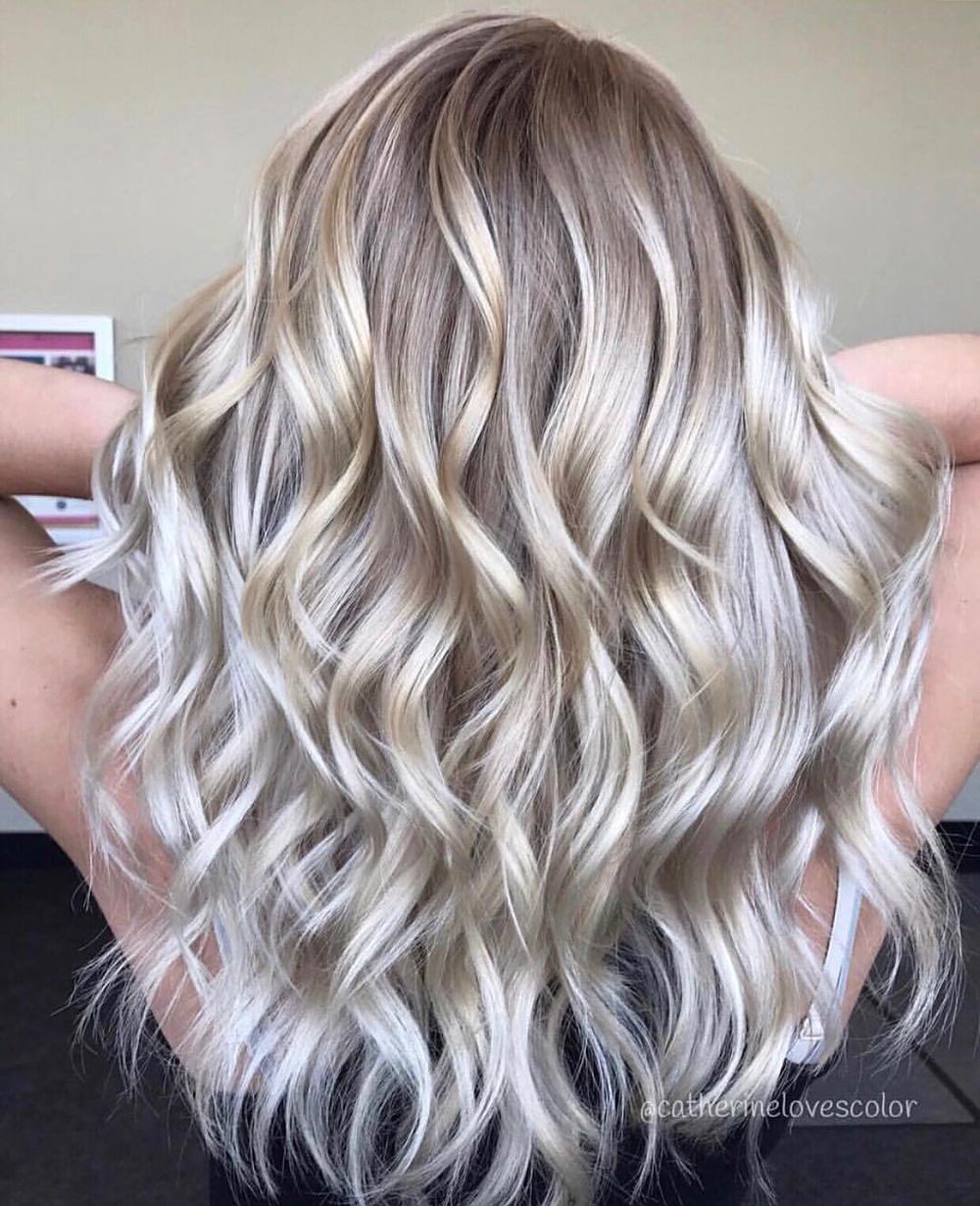 modele păr blond cu șuvițe gri