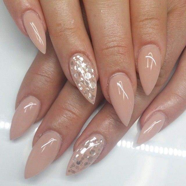 modele unghii stiletto scrut