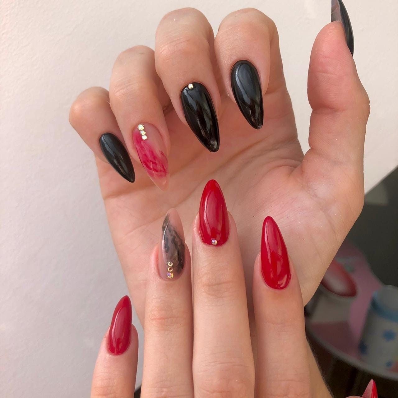 modele unghii cu gel negru cu roșu