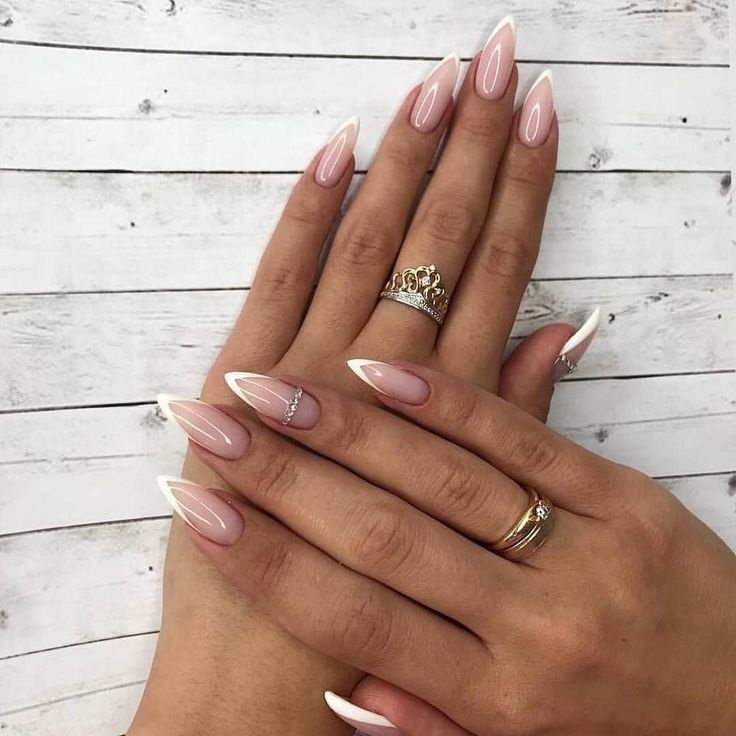 modele unghii stiletto scurt