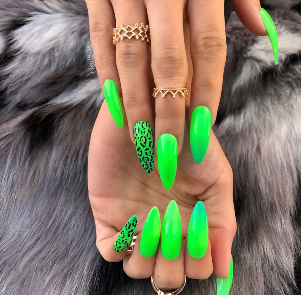 unghii verde neon animal print
