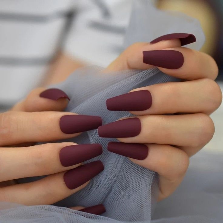 idei unghii burgundy mate
