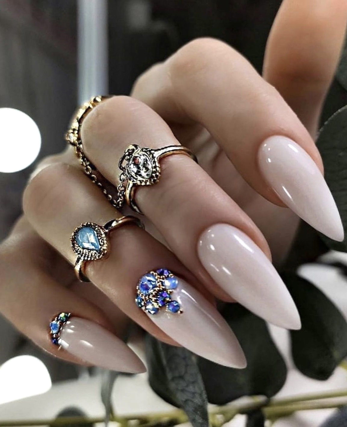 modele de unghii albe cu pietre