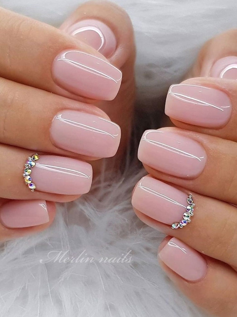 modele unghii roz cu pietre