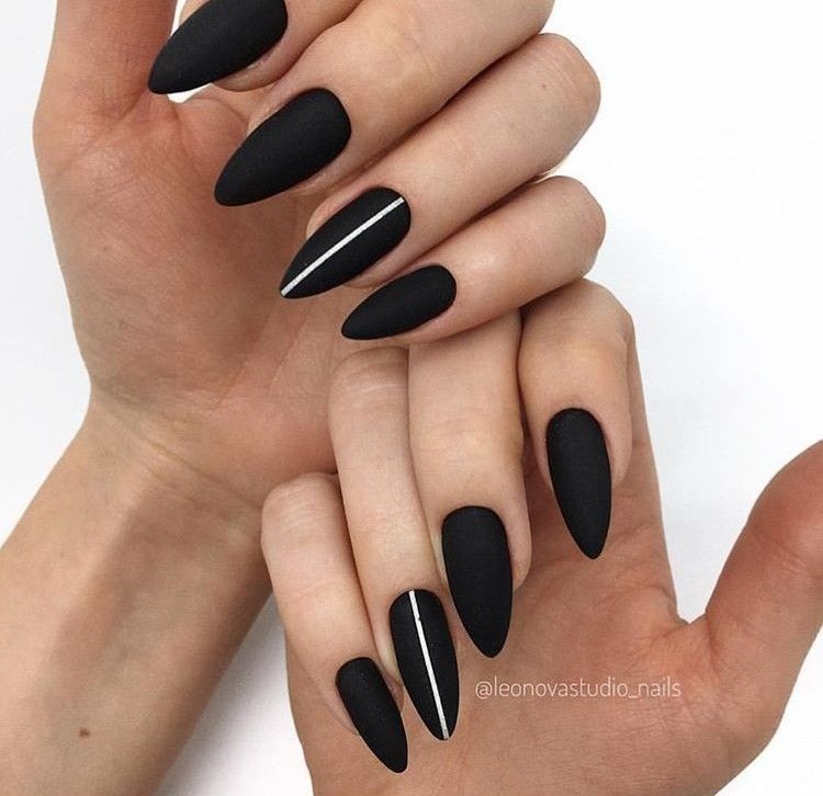 modele unghii cu gel negru mat