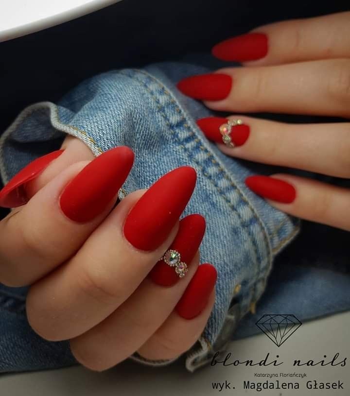 unghii rosii cu pietre