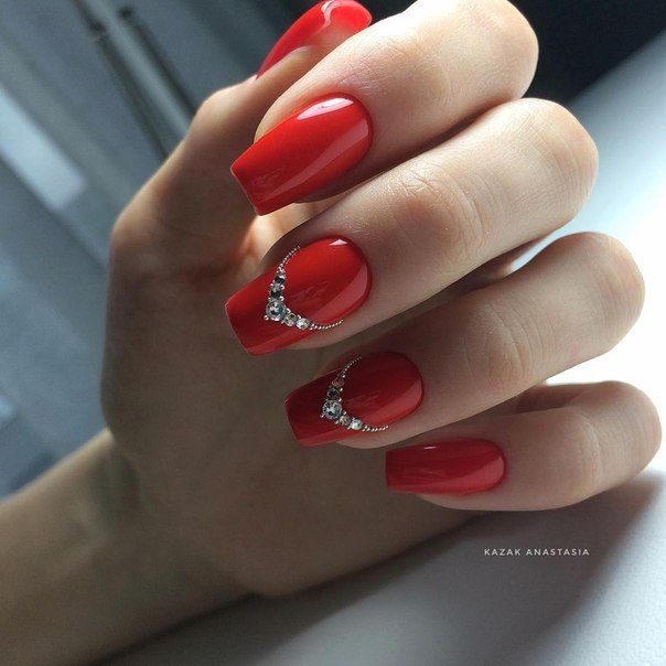 model unnghii rosii cu pietre