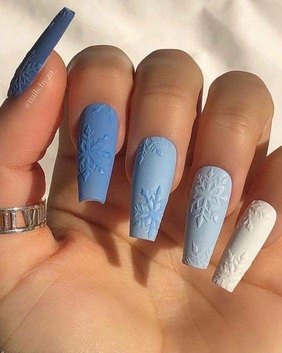 modele unghii de iarna albastre cu fulg de zapada