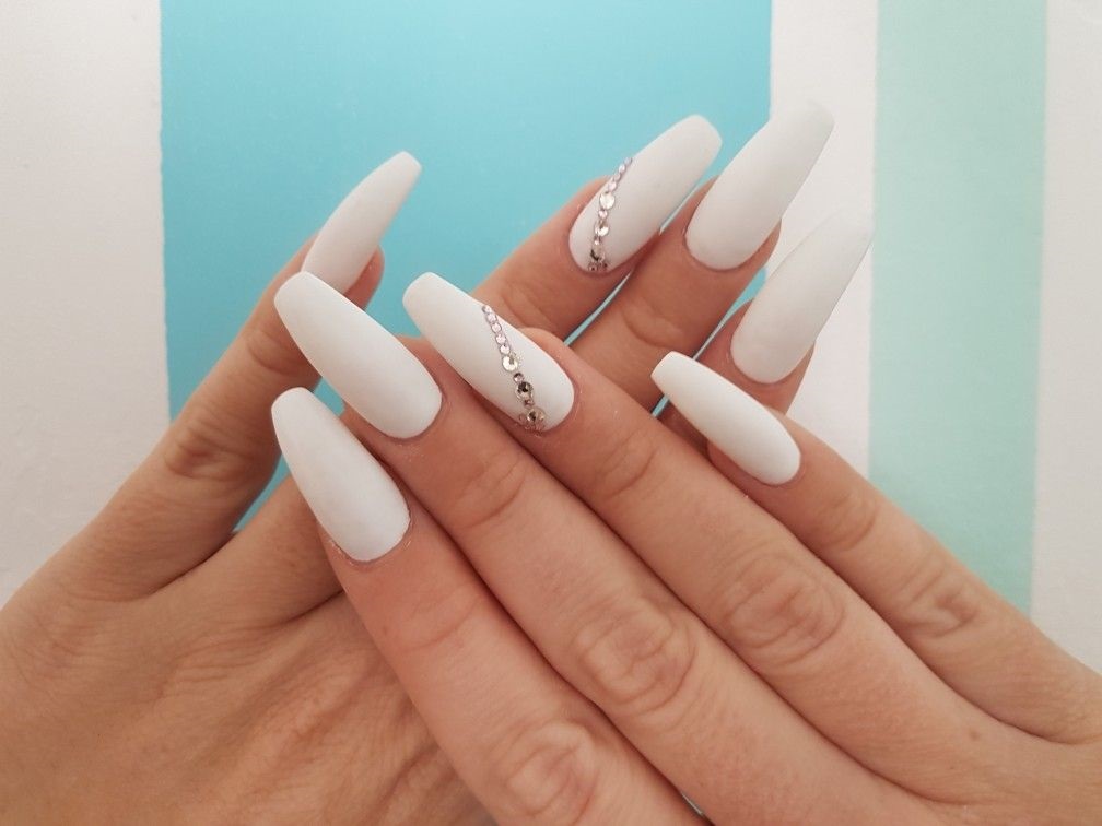 unghii cu pietre albe