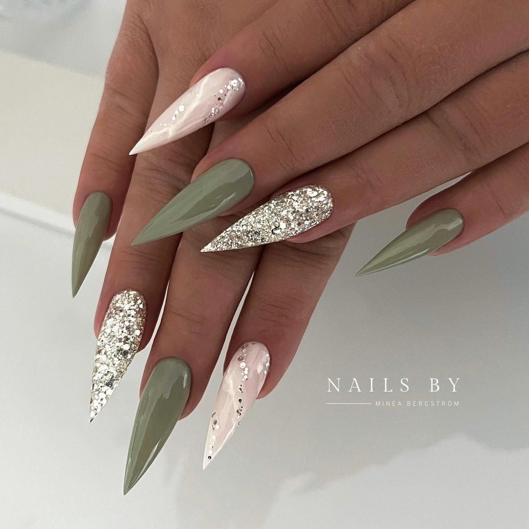 unghii colorate cu pietre