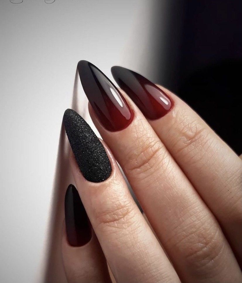 unghii negru cu rosu
