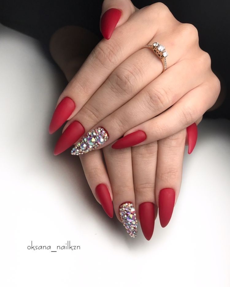modele unghii rosii cu strasuri