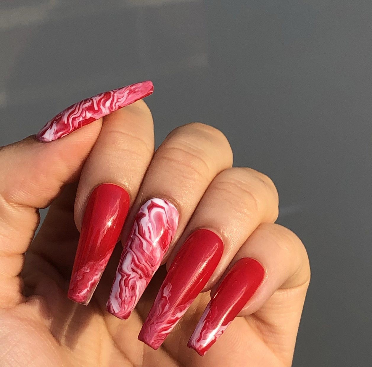 unghii marble rosii