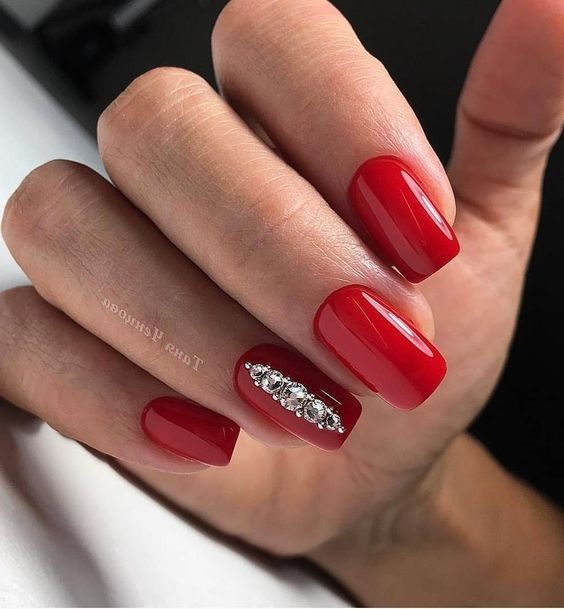 unghii rosii cu aplicatii