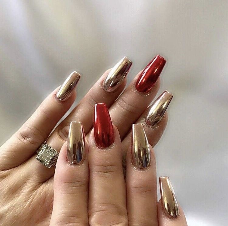 modele unghii rosu cu auriu