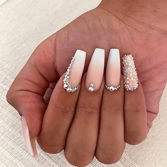 unghii roz cu pietre