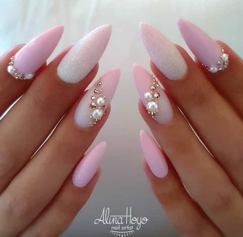 unghii roz cu strasuri