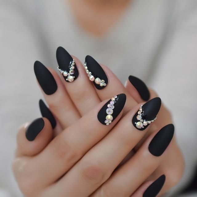 unghii cu gel negre cu strasuri