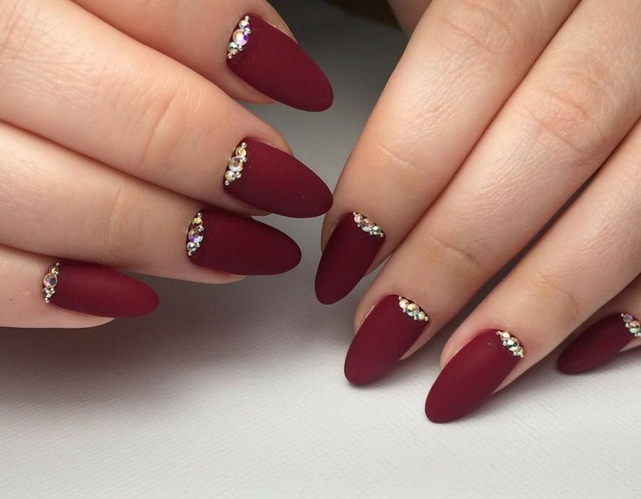 modele unghii cu gel rosii cu pietre