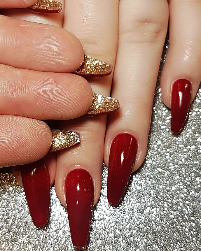 unghii cu gel rosu cu auriu