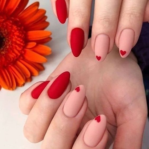 modele unghii cu gel cu inimioare rosii