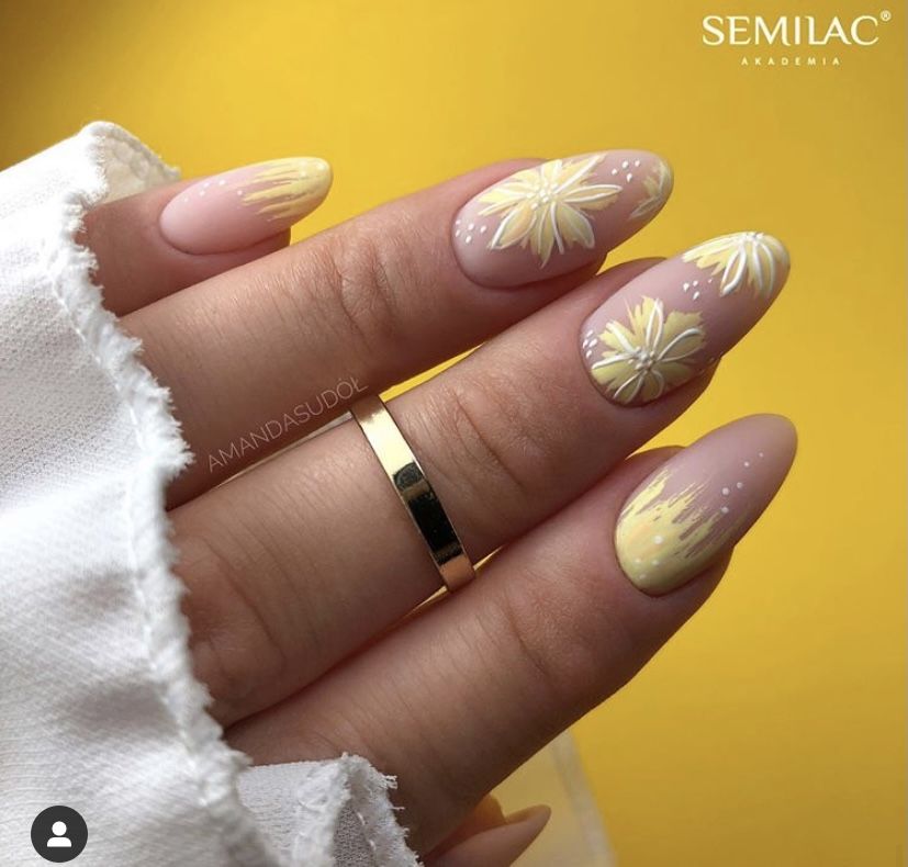 modele unghii culori deschise cu flori