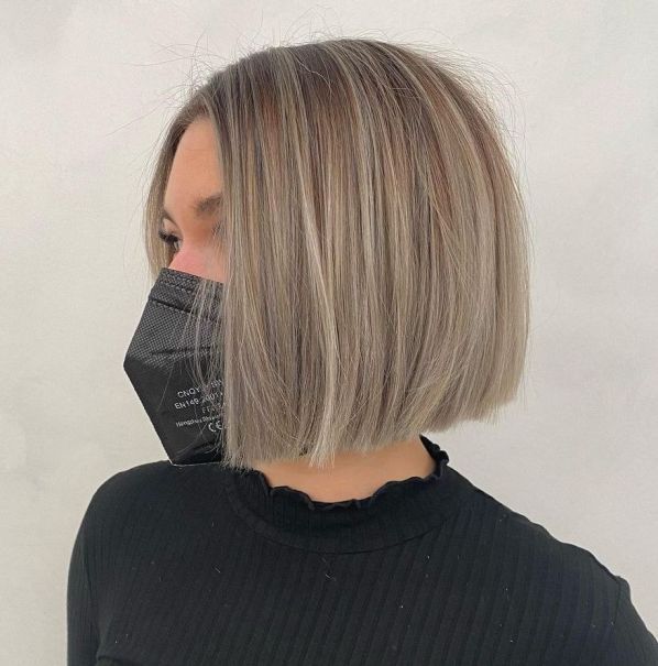 tunsori bob blond cenusiu