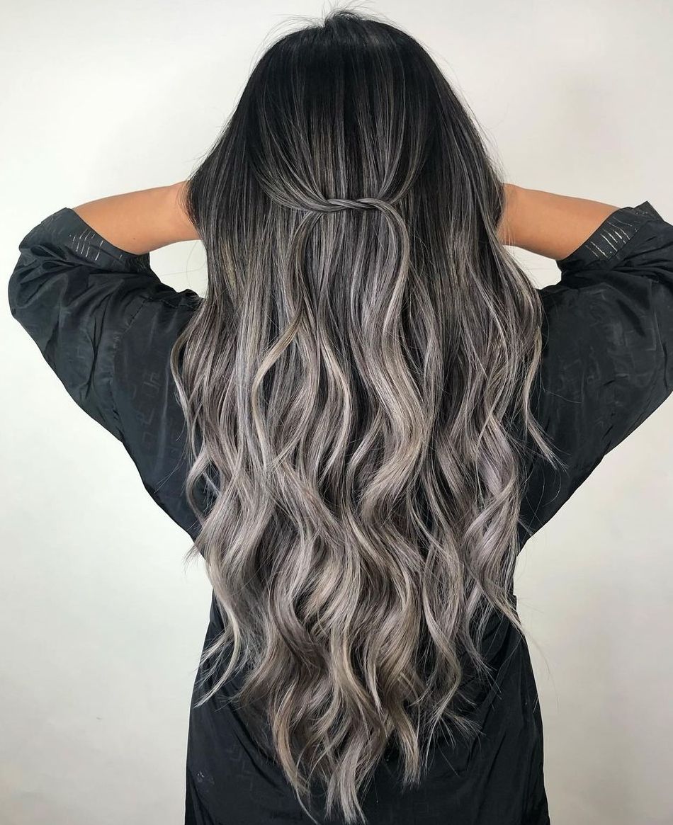 modele brunet cu suvite gri