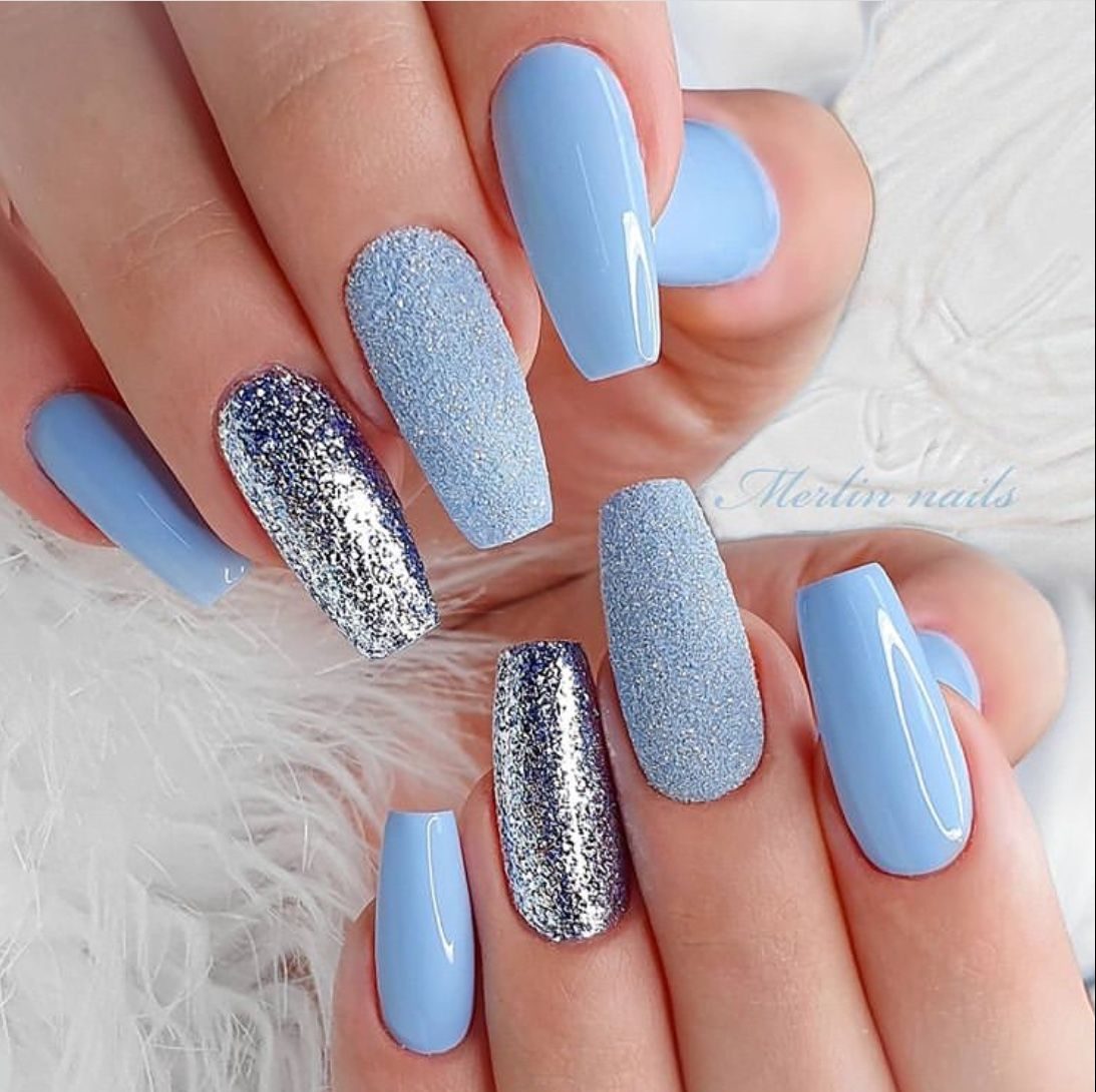 modele unghii albastre cu sclipici